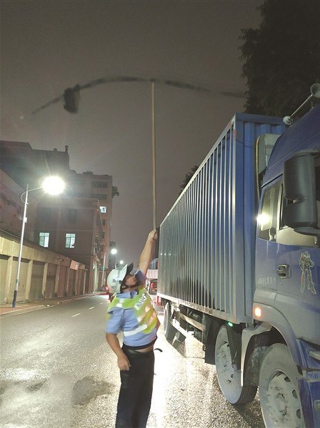 大卡車超高夜間刮落電纜　交警車流中托舉電纜一小時(shí)