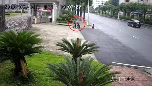 挖開井蓋盜電纜